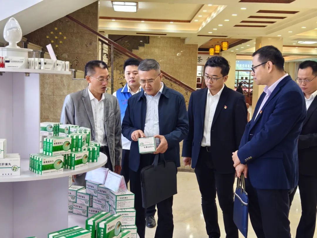  中國人民銀行梧州市分行副行長(cháng)覃標慶一行到集團調研 