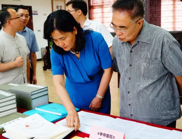 國家衛生健康委黨組成員、國家中醫藥管理局黨組書(shū)記余艷紅（前排左一）在中醫藥信息研究所調研中醫古籍相關(guān)工作